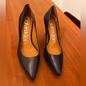 Like new Calvin Klein navy heels 10
